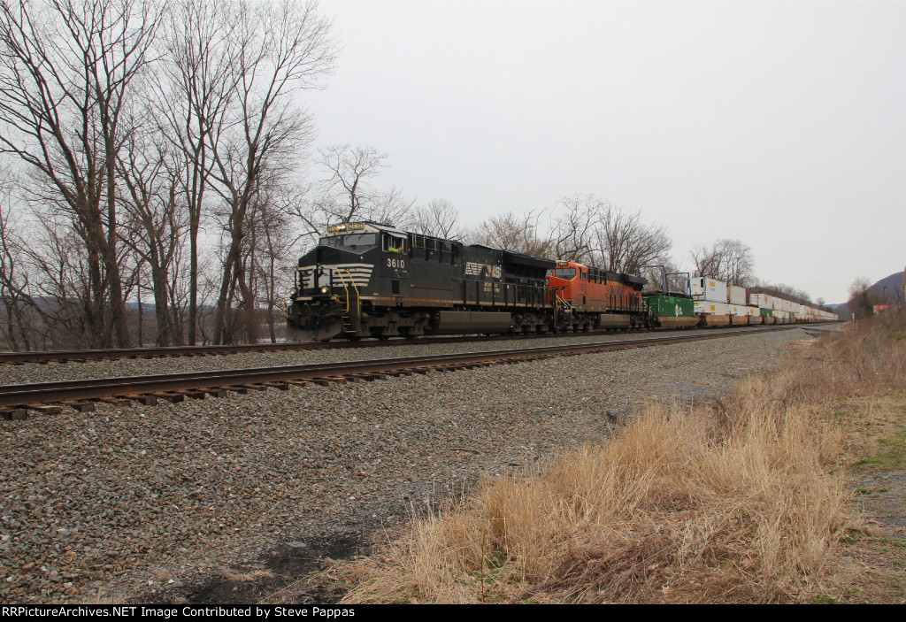 NS 3610 leads train 21E past MP 116